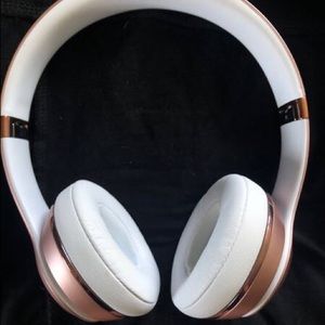 Rose Gold solo 3 wireless Beats by Dre
